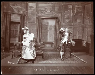 Eine Szene aus einer Amateurproduktion von She Stoops to Conquer